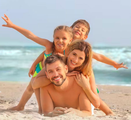 familia-feliz-na-praia-do-mar-no-resort_392895-1748